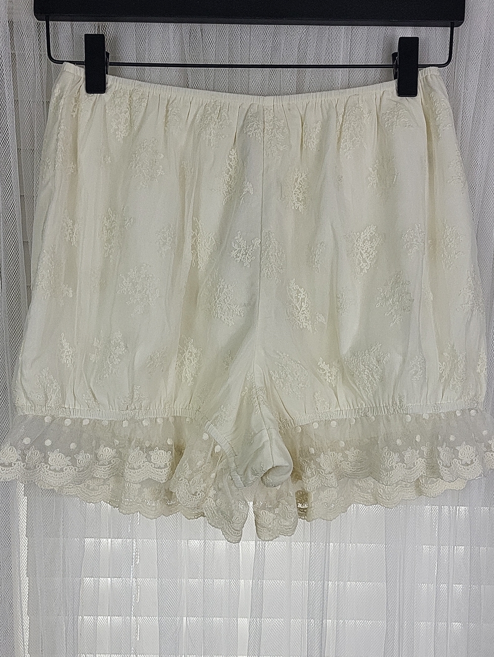 Tularosa Cream Lace-Trim High Waist Women's Shorts. Size S